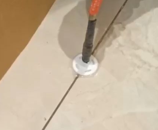 钦北瓷砖空鼓维修公司专业解答瓷砖在铺贴过程中，如果没有涂抹均匀到位的粘结材料（如水泥砂浆或瓷砖胶），可能会导致以下问题