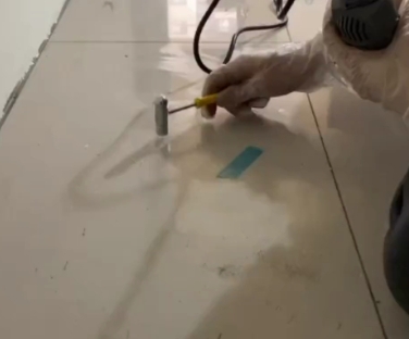 钦北瓷砖开裂维修公司专业分享瓷砖在铺贴前如果没有沥干水分，将会导致以下问题
